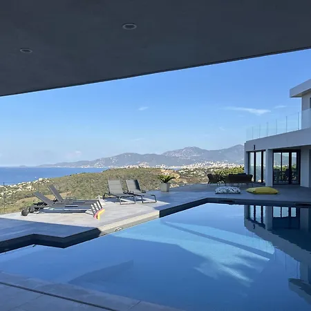 Lola - Modern Architecture, Sea & Pool Villa *