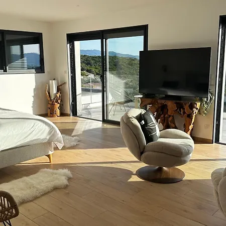 Lola - Modern Architecture, Sea & Pool Villa