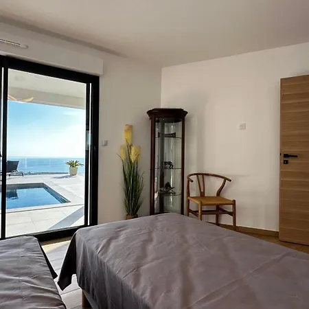 Lola - Modern Architecture, Sea & Pool Villa